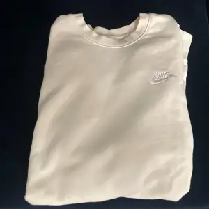 Beige Nike Sweatshirt Herr i fint skick! Storlek S men passar också M. Först till kvarn gäller!