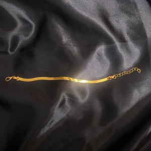 Guld armband - Guld armband i två olika tjocklekar  Den första är lite smalare  Den andra är lite tjockare 1 för 70 2 för 110  Fler smycken säljs —->