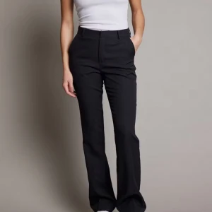 Bikbok kostymbyxor - Kostymbyxor från bikbok i modellen Vilma! sitter jättefint och bekvämt, knappt använda. Nypris 499!