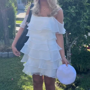 Student klänning By Malina  - Student klänning By Malina. Köpt för 2500kr, säljer för 800kr. Använd en gång så iprincip oanvänd💕Storlek L men sitter som en S