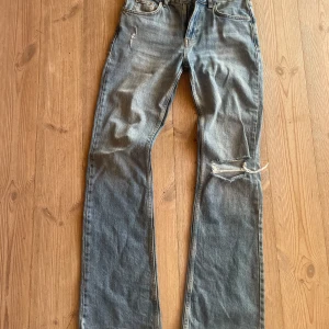Gina tricot jeans - Jättebra skick är knappast använda och säljer pga jag inte har någon användning av dom. Dom är normalt höga i midjan men är jättesnygga på och är flare. (Det är dom jeansen saga stq har)