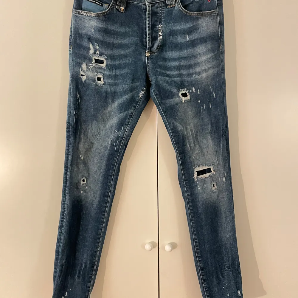 Philipp Plein jeans som är använda ett fåtal gånger. Bra skick. Köpta för 7000kr. . Jeans & Byxor.