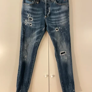 Philipp Plein jeans - Philipp Plein jeans som är använda ett fåtal gånger. Bra skick. Köpta för 7000kr. 