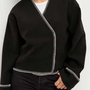 Blanket stitch jacket - Säljer denna super snygga kappa från Gina Tricot! Endast använd 1 gång och säljs nu för att jag redan har en liknande. Den är i storlek 36/S och är helt slutsåld på hemsidan. Den köptes för ordinarie pris vilket var 599 kr. Den är helt ny i skick!