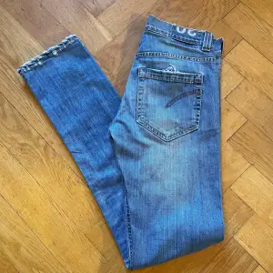 Ett par jeans ifrån det populära märket dondup, de är i storlek 30 och passformen sitter slim, innerbensmått: 81 cm, midja: 38 cm. Skriv vid minsta fråga🌟