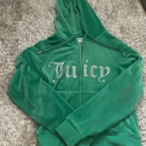  Juicy couture  - Koftan är i super bra skick, har inga skador. Perfekt för hösten eller vintern då den är varm. 