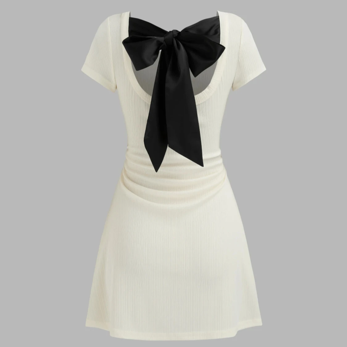 Vit ribbad klänning med svart rosett