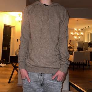 100% Kashmir hoodie ifrån cashmere clothes, pris kan diskuteras vid snabba affärer.