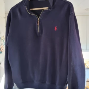 Ralph lauren half zip hoodie - Extra small passar inte small, bra skick, använt några gånger men den är för liten för mig nu.