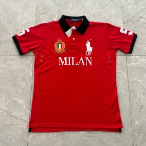 Ralph Lauren  - Säljer min äkta Ralph Lauren piké. Den är helt ny med kvitto och tags. Storleken är M, hör av er vid intresse!