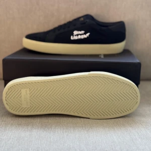 Yves saint Laurent skor - Feta ysl skor i storlek 42. Säljs då dem inte passar mig. Lådan och förpackningen är i 7/10 skick men skorna i 10/10