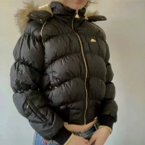 2000s jacka (JLO) - jätte fin vinter jacka med fux päls på luvan🕺 väldigt cjute rekommenderar starkt🥳 (dragkedjan kringlan lite ibland men annars inga problem) skriv om du har fler frågor!!