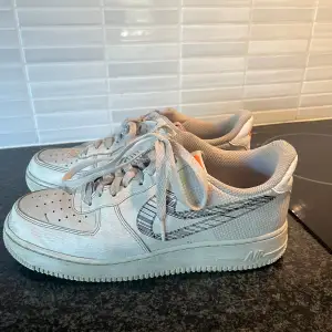 Säljer dessa Nike air force som är i bra skick förutom att mönstret på skon nötts upp (se bild 3). Storlek 31 (26 cm). Tveka inte att höra av er vid frågor eller lägga prisförslag