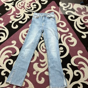 low waist flare/straight jeans  - kostar egentligen 400! xs, straight jeans men lite flare. säljer den eftersom den va lite tight vid midjan annars har den en jätte bra material som håller❤️pris kan diskuteras❤️
