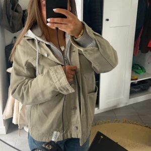 Militär grön jeansjacka  - Militär grön jeansjacka. Strlk Xs. Mycket bra skick 