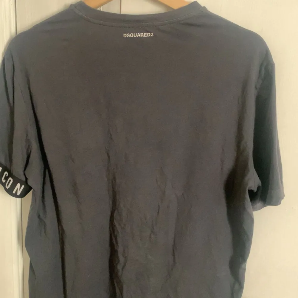 Säljer ät min bror. Grå Dsquared T-shirt i storlek S, hade kunnat passa M och XS beroende på vilken passform du söker. Bra skick. Hör av er vid frågor eller fler bilder 💗 . T-shirts.