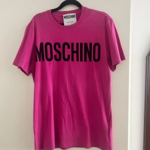 Moschino tshirt  - Tshirt i väldigt bra skick, använd få antal gånger.   Storlek M