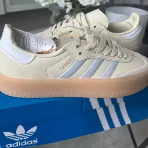 Superfina Adidas Samba i storlek 38 🌟box medföljer. Billigt som alltid! Sänker priset tills någon köper ⚡️