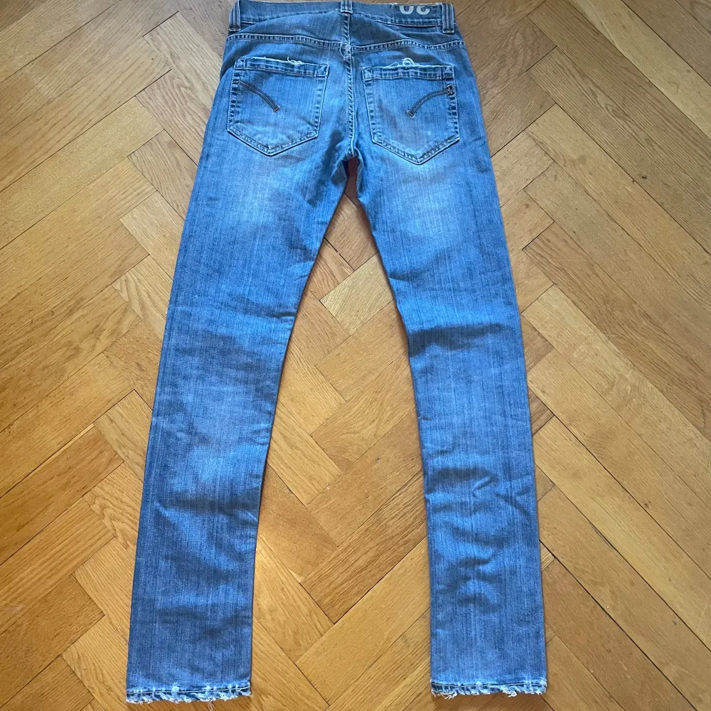 Ett par jeans ifrån det populära märket dondup, de är i storlek 30 och passformen sitter slim, innerbensmått: 81 cm, midja: 38 cm. Skriv vid minsta fråga🌟. Jeans & Byxor.