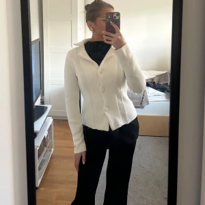 Vit gant kofta  - Säljer min vita gant kofta i storlek S då jag inte använder den längre, den är fortfarande i bra skick.💗