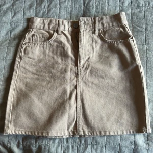 Kjol  - Beige mini kjol från Gina 
