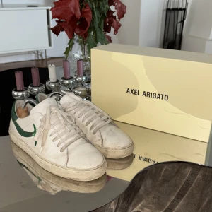 Axel arigato - Jag köpte dem förra året men dem har bara legat och inte blivit använda, dem är använda ett par gånger men ände i rätt så bra skick.👍👊 nypriset var runt 2500kr🙃