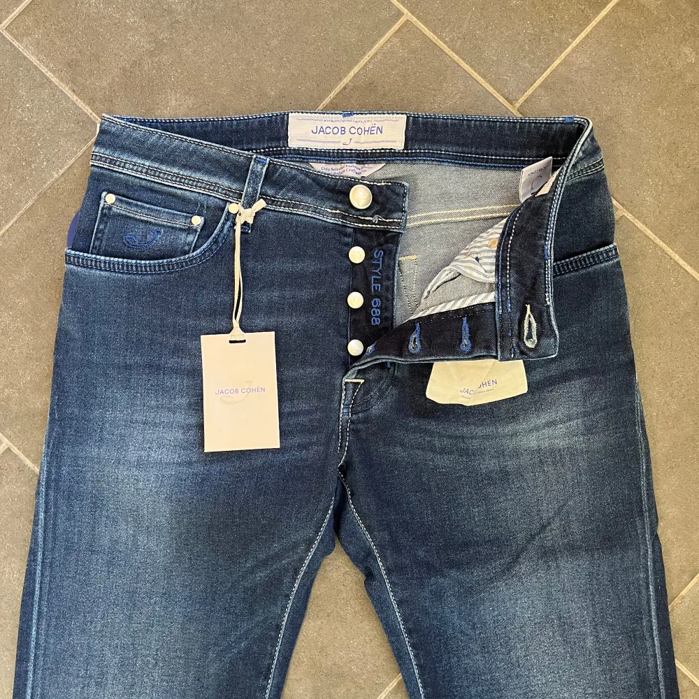 Tja, säljer ett par Jacob Cohen jeans i modellen 688, storlek 32. De är helt nya med tags, näsduk samt tråd för uppläggning av jeansen och de ligger på 6000 kr i butik, skriv vid funderingar🙌. Jeans & Byxor.