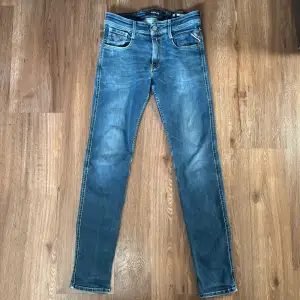 Riktigt snygga Replay jeans i en väldigt snygg tvätt. Skicket är bra endast en liten defekt vid skärphållaren men inget man tänker på eller syns vid användning. Storleken är 28/30 och modellen är Anbass som sitter slimfit. Priset kan diskuteras!