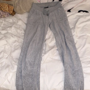 gråa juicy byxor  - jättesköna gråa juicy byxor,dom är använda men i bra skick.storlek S funkar även som M💕nypris 1200❤️kp för bilder/frågor❤️