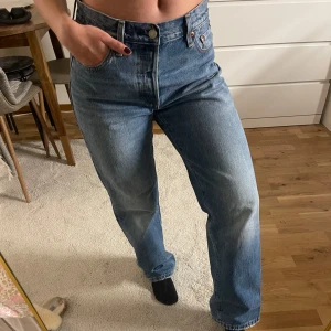 Lågmidjade levis jeans   - I modellen 501 90’s. Nypris 1300kr W25 L32 I väldigt bra skick. Säljer då de är aningen stora i midjan.