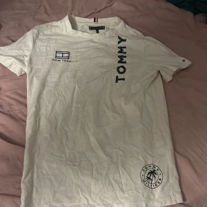 Tommy hilfiger t shirt - Storlek 164 bra skick använd en gång