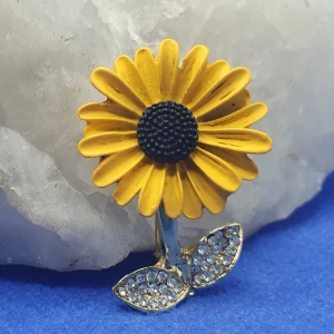 Brosch - Söt kamomill 🌻 - Liten kamomill med guldfärgad metall. Mått är ca 2,6 x 3,3 cm. ✨️Titta igenom alla mina upplagda & köp fler saker i Bundle för att spara på frakten & få allt du köpt i ett & samma paket✨️ För att köpa med Bundle så får du först trycka i "Köp med bundle" sedan väljer du ut allt du vill köpa för att få allt på samma frakt = Billigare 👌 Om du däremot köper fler varor i olika köp blir det egen frakt för varje köp. Önskar du swisha mej, meddela mej vad du vill köpa så ordnar vi det 👌