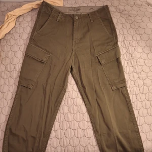 Levis Cargopants - 31/32  Avklippta ner till  Annars oanvända Är 180 cm lång 