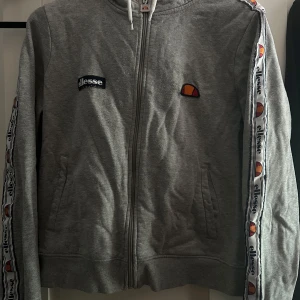 Ellesse - Ellesse tröja med dragkedja. Väl använd. Är ganska liten i storlek. 
