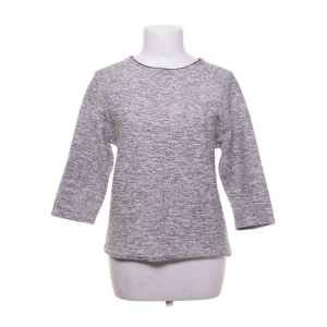 Trekvartsärmad tröja  - Säljer denna jättesnygga och trendiga trekvartsärmade tröjan från Åhléns.   Skriv om ni undrar något!🤗💕