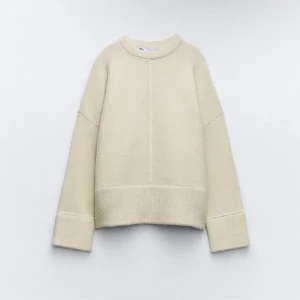 Stickad tröja - Denna super mysiga stickade tröjan med slits på sidan från zara! Använd få gånger. Säljer pga att den är lite stor för mig 