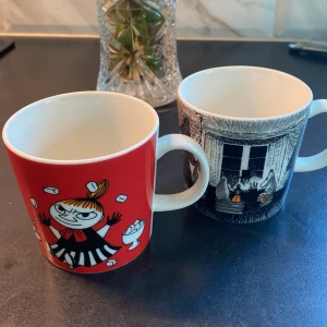 mumin muggar - den mörka är helt oanvänd och den röda är max använd 1-2 gånger😊 köp båda tillsammans för 500kr eller köp den röda separat för 400kr och den mörka för 200kr❤️ pris går att diskutera!