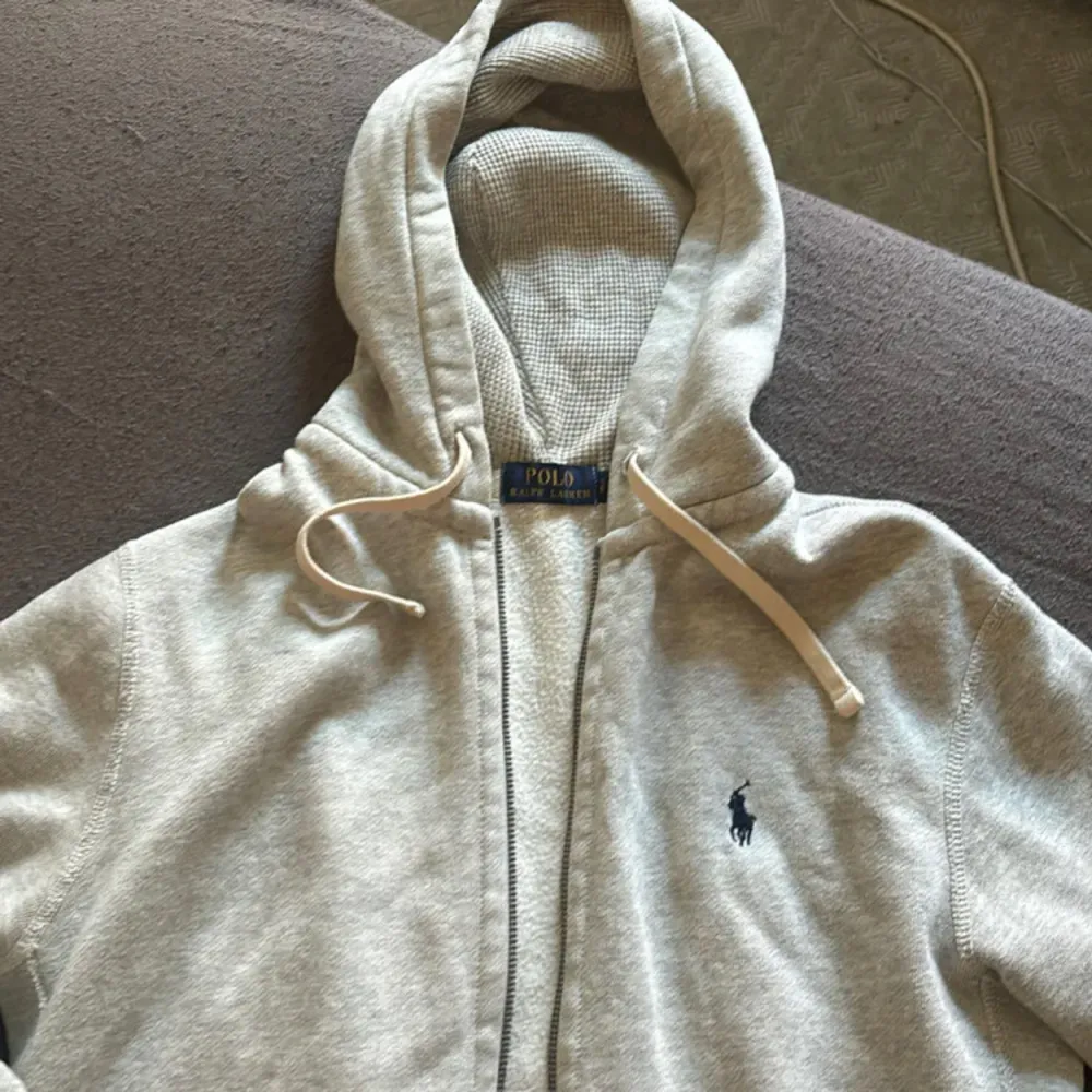 Säljer denna trendiga Ralph Lauren tröja i fint skick utan defekter. Fin grå färg. Endast swish❤️skickar självklart spårbart 58kr❤️. Hoodies.