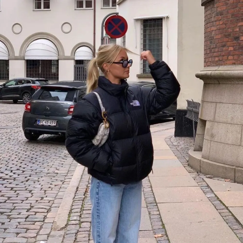 Säljer denna The North Face Nuptse 1996 Jacka i barnstorleken L som motsvarar XS i vuxenstorlek. Använd fåtal gånger. Nypris: 3 800 kr. Skriv privat för fler bilder.. Jackor.