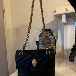 Kurt Geiger väska - Säljer nu min super  fina Kurt Geiger  väska, köpt från Vinted ny för 700 kr använd fåtal gånger och har inga tecken på användning 💗