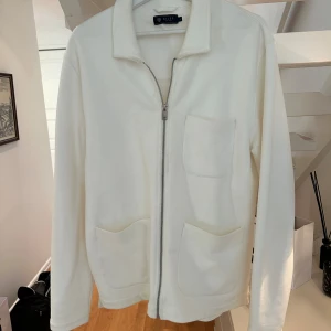 Vit cardigan - Vit cardigan storlek L! Från Riley! Mycket bra skick! Som ny!!!!
