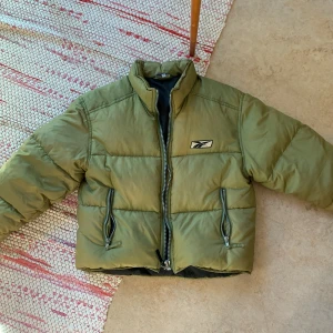 Puffer jacket - Snygg jacka i storlek 38 och funkar både S och M från Reebok, använd men fint skick 