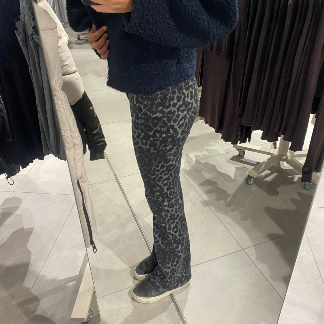 Grå leopardmönstrade byxor - 90