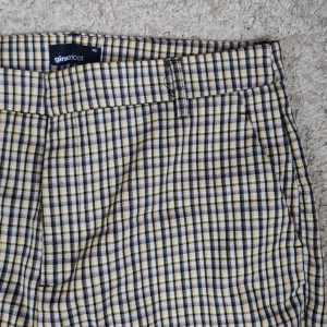 Kostymbyxor - Rutiga kostymbyxor. Endast använda fåtal gånger så fint skick! Från Gina, storlek 40.