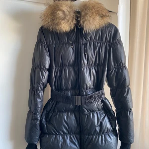 Hollies Jacka  - Jättefint skick 