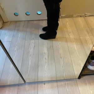 Overknee stövlar  - Overknee stövlar med kilklack  Sparsamt använda  Storlek 40