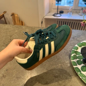Samba Adidas - Använda fåtal gånger då de är för små för mig, så det är i fint skick men såklart ser man att de använts. Köpta för 1400kr på miinto