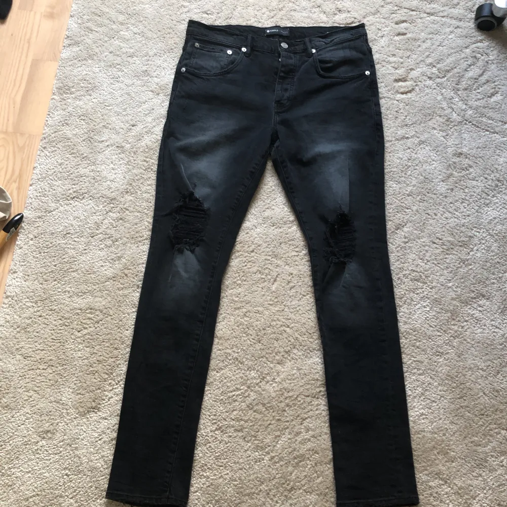 Tjena! Säljer mina purple brand jeans som jag inte använder längre. Priset är inte hugget i sten, skriv om ni undrar något. Jag köpte de på nk för ganska länge sen. Jag tyckte att de var snygga då men gillar inte de längre. . Jeans & Byxor.