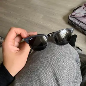 Säljer mina Rayban glasögon då jag inte behöver de längre. Pris kan diskuteras vid snabb affär. Väldigt bra Ray-ban glasögon och sköna På insidan av ena armen står det ”RB3016 CLUBMASTER 1367/B1   55:21   150   3N” 