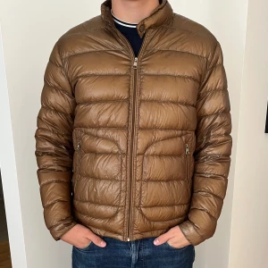 Moncler Acorus  - Säljer en unik moncler acorus i storlek 3(medium). Är 183 lång, se bilder för passform Jackan är i använt men bra skick. Köpt från heatnlux och har kvitto därifrån. Hojta vid frågor eller fler bilder🤩 
